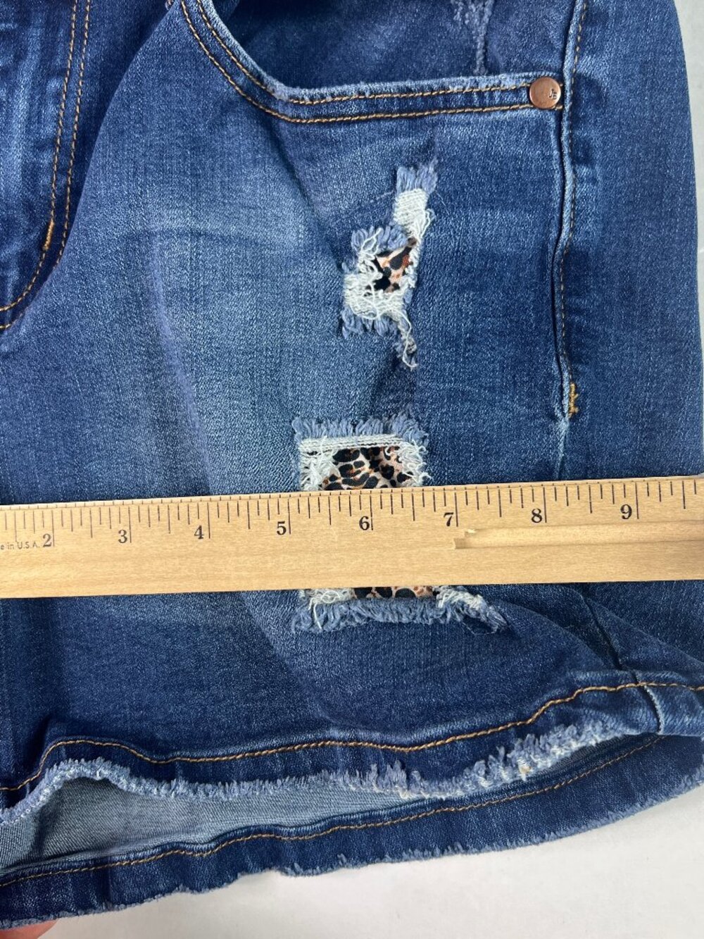 Judy Blue Shorts Women's 31* Mid Rise Blue Faded Distressed Denim Jorts Tag L - Picture 14 of 16